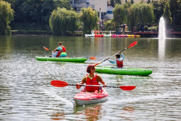 Lecții de caiac pentru copii pe lacul Gheorgheni – FOTO
