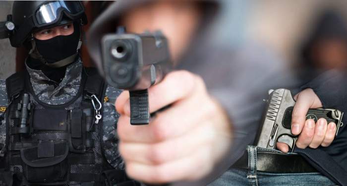 Polițiștii clujeni au tras cu arma pentru a opri un tânăr care a fost prins conducând fără permis și a încercat să fugă