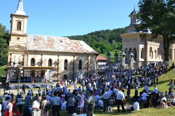 Mii de credincioși sunt aşteptaţi la Mănăstirea Nicula. Cum arată programul de Hramul Adormirii Maicii Domnului