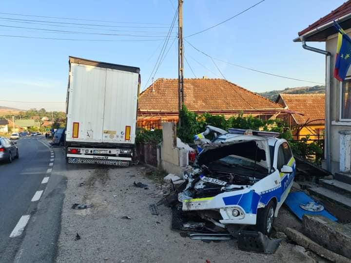ACCIDENT GRAV pe drumul național 1F între Satu Mare și Cluj. Un tir a spulberat mai multe mașini de poliție și jandarmerie