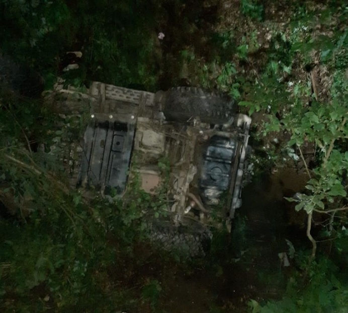 O mașină a căzut într-o râpă de patru metri. Cinci oameni au fost transportați la spital