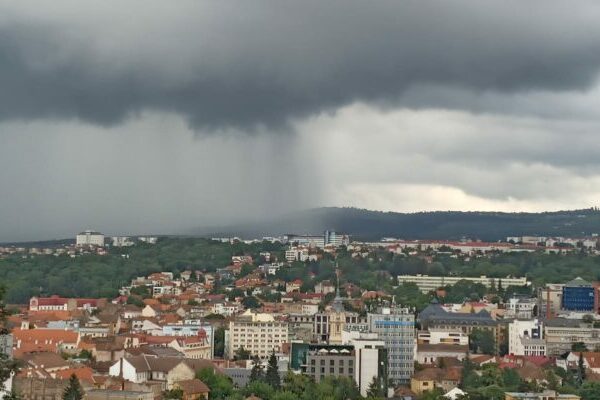 Scad temperaturile la Cluj. COD GALBEN de furtuni, grindină și vijelii