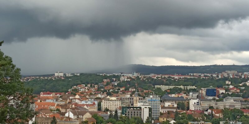 Scad temperaturile la Cluj. COD GALBEN de furtuni, grindină și vijelii