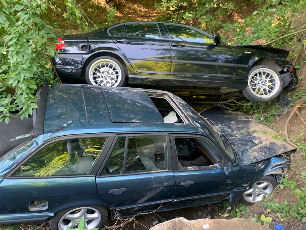 Curse ilegale de mașini în Făget. Două BMW-uri s-au făcut praf. Politiștii lipsesc cu desăvârșire de pe străzi