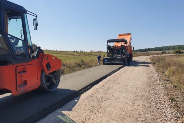 A început așternerea stratului de balast stabilizat pe drumul județean DJ 161K Bărăi – Sava – Mureșenii de Câmpie