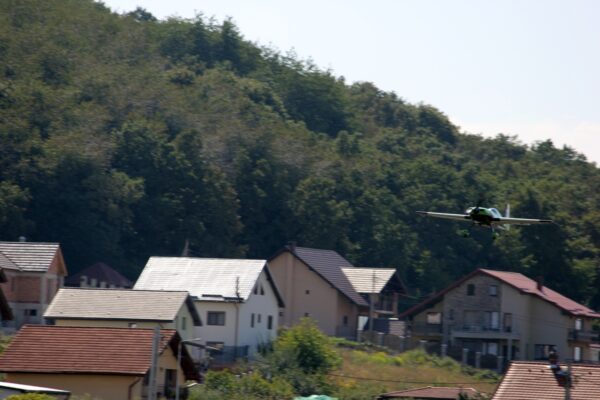 Boss-ul de la Farmec îi terorizează pe locuitorii din Dezmir cu acrobațiile aeriene pe care le face. Oamenii sunt revoltați