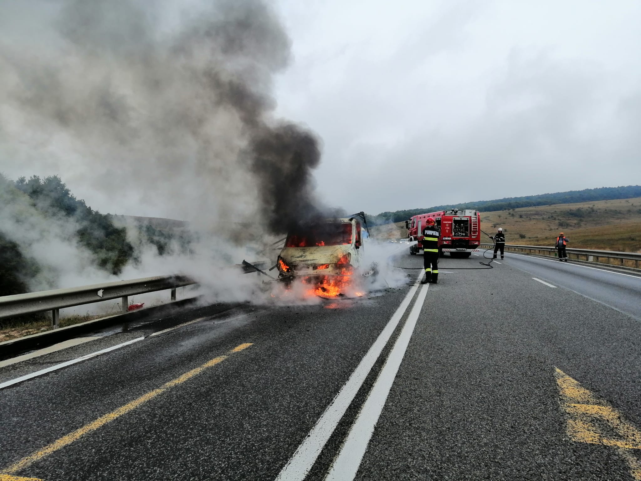 Mașină în flăcări pe șoseaua de centură a Clujului. Pompierii au intervenit de urgență