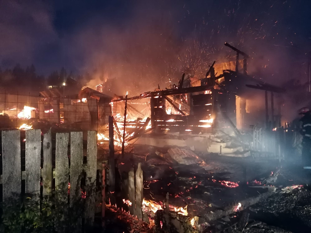 Incendiu masiv la Beliș. O gospodărie și două case de vacanță au ars complet.