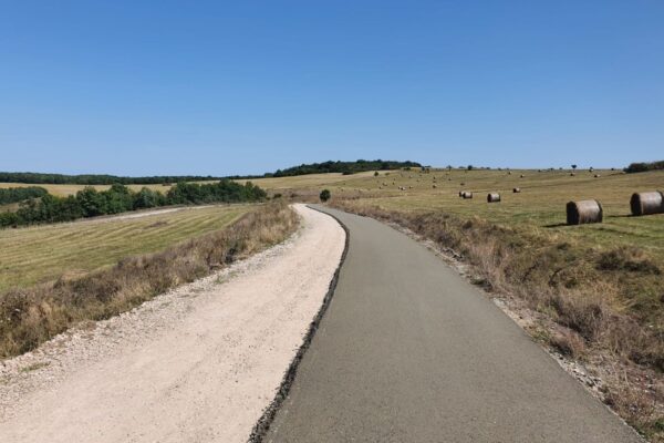 Strat de balast turnat pe drumul județean DJ 161K Bărăi – Sava – Mureșenii de Câmpie