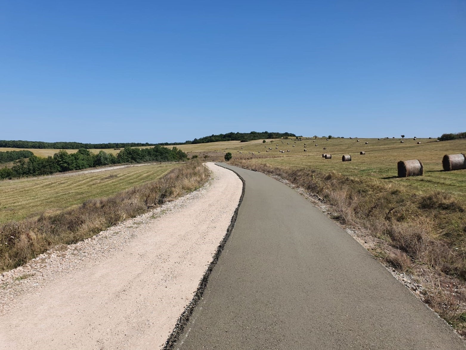 Strat de balast turnat pe drumul județean DJ 161K Bărăi – Sava – Mureșenii de Câmpie