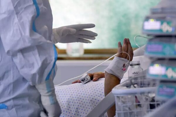 Caz dramatic la Apahida. La un pas să moară în casă, medicii au transportat la spital doi bătrâni infectați cu Covid 19, aflați în stare critică