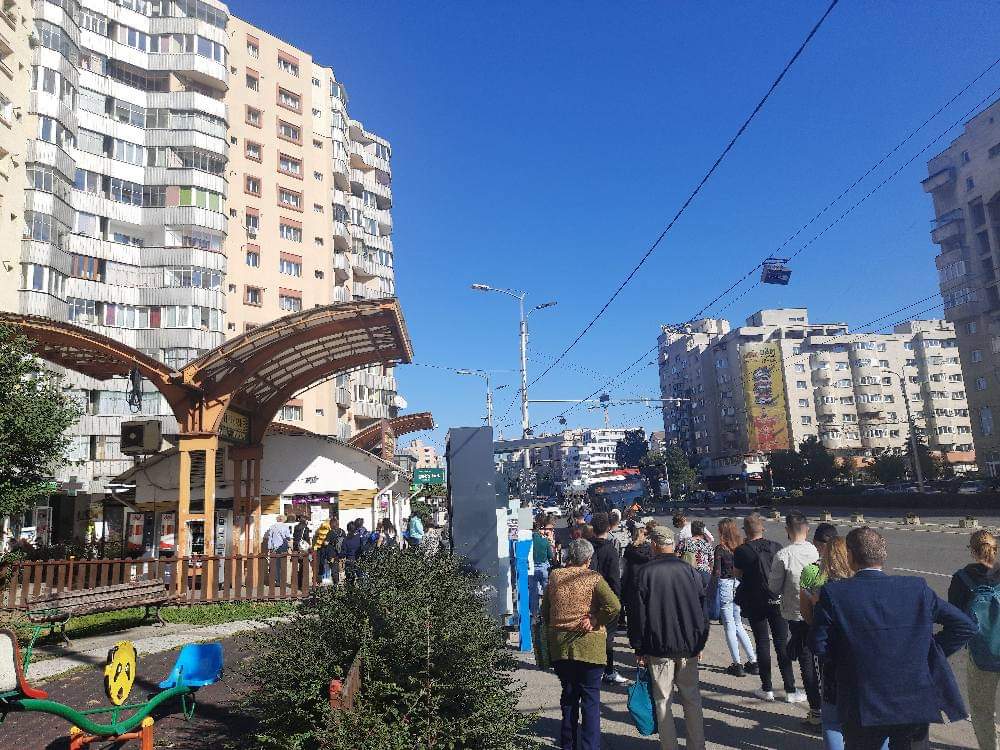„Cluj smart city”. Revenirea studenților în oraș, tradiționalele cozi formate la abonamente cu reducere  – FOTO