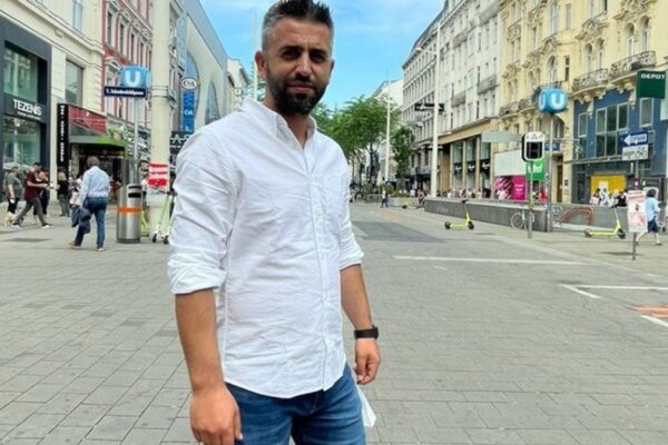 ”Cameramanul lui Boc” este mândru că a fost cameramanul lui Boc. A fost bugetar iar acum construiește blocuri în voie. La Apahida, primarul a fost chemat la ordine