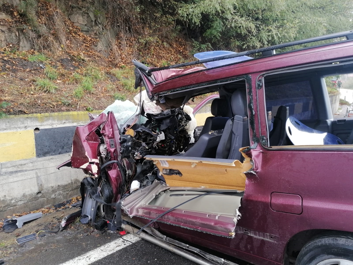Accident grav la Negreni, pe DN1. Doi bărbați au fost încarcerați