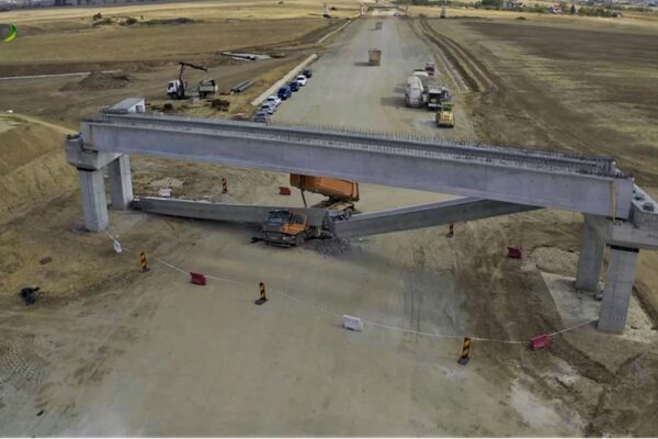 Au căzut grinzile unui pod de pe o autostradă din România. Accidentul teribil a fost filmat din dronă