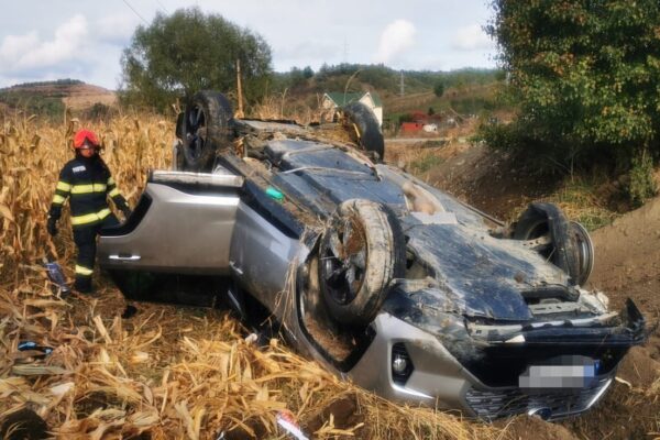 ACCIDENT în Vultureni. Un șofer a ajuns în lanul de porumb după un impact cu o dubă – FOTO