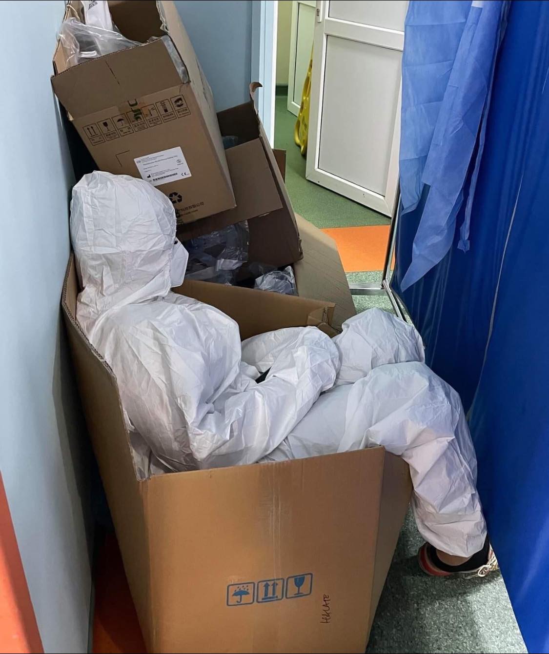 Cadrele medicale, la epuizare. Asistentă din București surprinsă odihnindu-se într-o cutie! „Vă rugăm să mergeți la vaccinare”