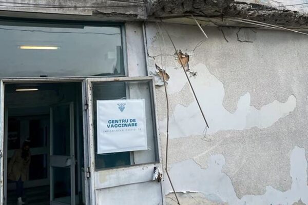 Guvernarea liberală din Huedin este un dezastru. Centrul de vaccinare le cade în cap oamenilor