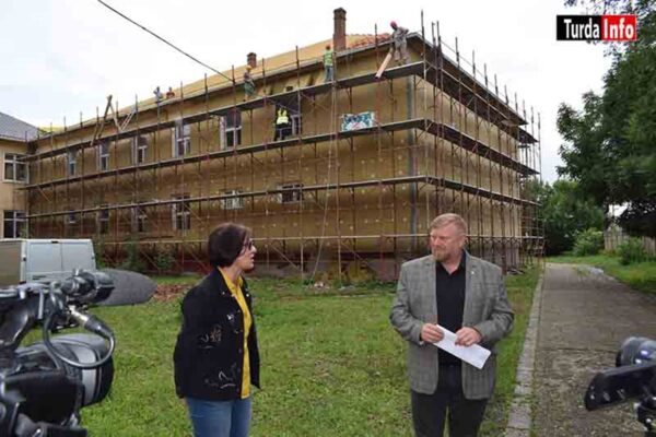 700 de elevi de la o școală din Câmpia Turzii îngheață la școală. Primarul PNL Dorin Lojigan se face că plouă