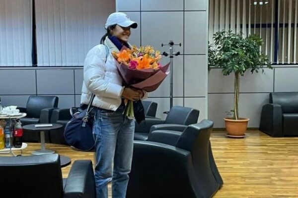 Emma Răducanu a ajuns la Cluj. A primit buchete de flori și a declarat că vrea să cîștige turneul local