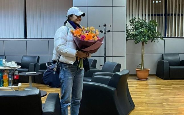 Emma Răducanu a ajuns la Cluj. A primit buchete de flori și a declarat că vrea să cîștige turneul local