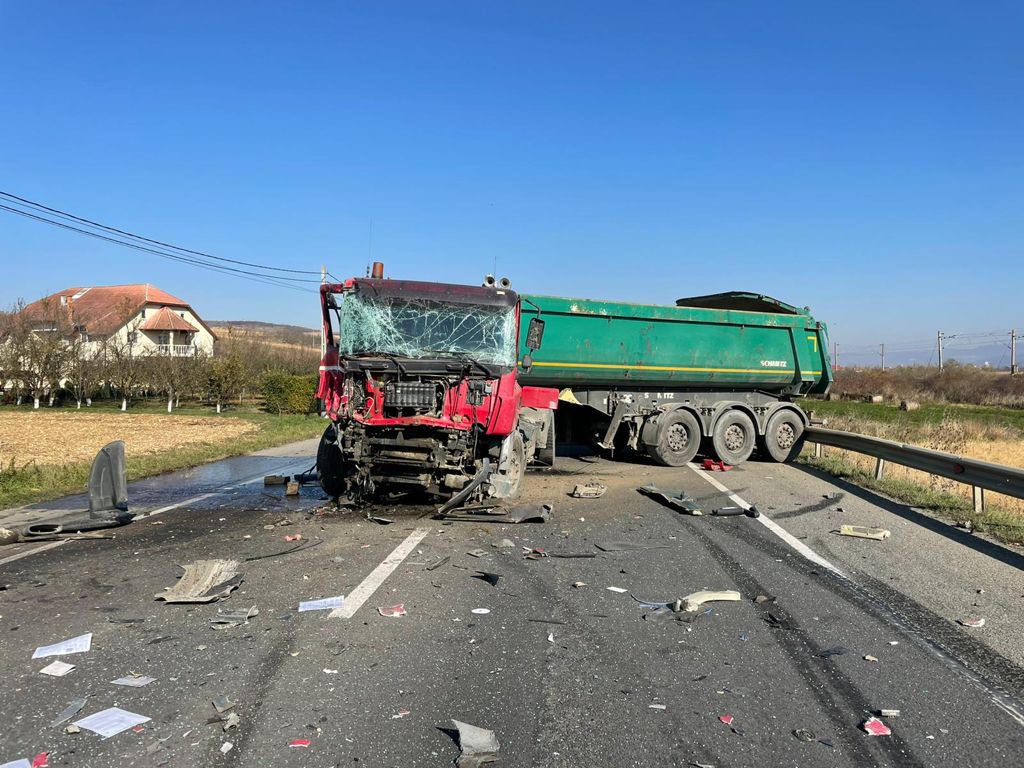 Circulația între Cluj și Dej este blocată de un grav accident de circulație. Două autotrenuri s-au izbit frontal