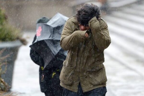 Vin ploile și frigul în weekend. Se schimbă radical vremea