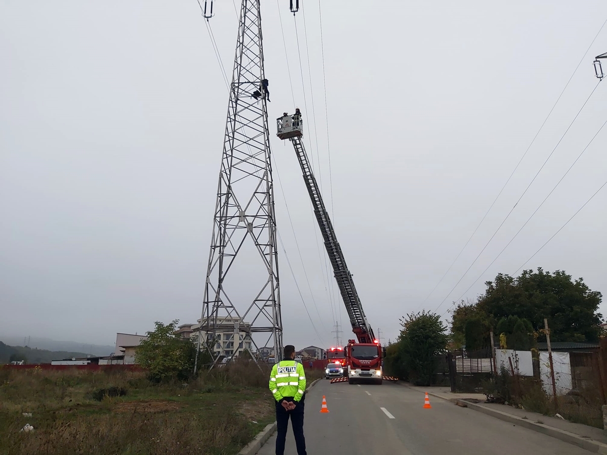 Cine este cel care a vrut să se arunce de pe stâlpul de înaltă tensiune. Polițiștii au râs cu lacrimi