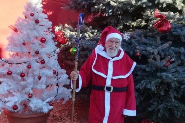 Cel mai bătrân urmărit general din țară este un clujean și râde cu hohote de justiția română. Joacă roluri de Moș Crăciun în Ungaria