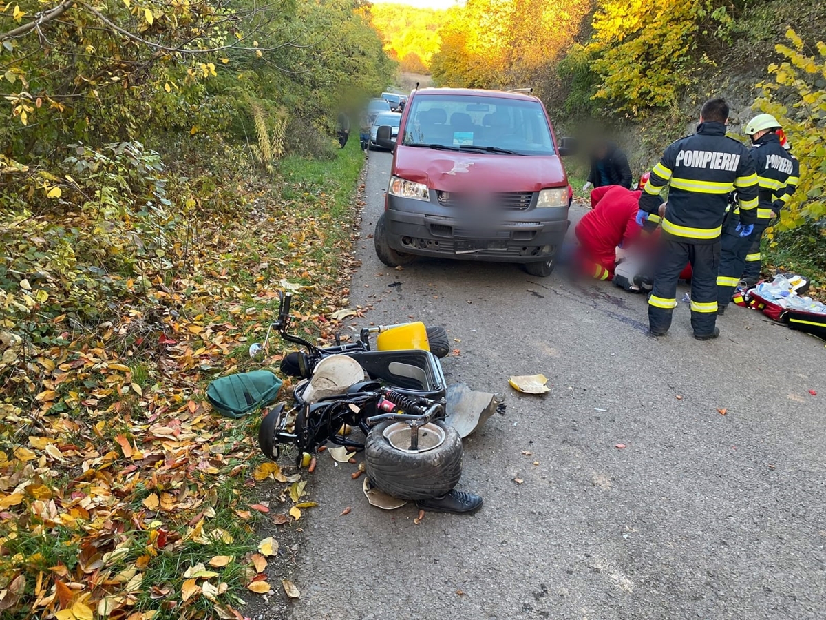 Accident grav lângă Huedin. Un bărbat pe motoscuter a fost spulberat de o dubiță de marfă