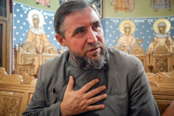 Preot, în stare gravă, de pe patul de spital: ”Antivacciniștii sunt influențați malefic de duhurile demonice”