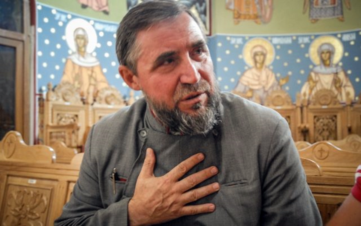 Preot, în stare gravă, de pe patul de spital: ”Antivacciniștii sunt influențați malefic de duhurile demonice”
