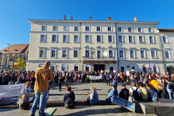 1.000 de clujeni protestează împotriva dictaturii sanitare. Oamenii nu vor să fie OBLIGAȚI să se vaccineze