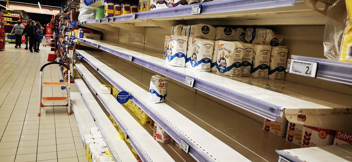 Disperarea îi cuprinde pe clujenii nevaccinați. Oamenii au luat mall-urile cu asalt în ultima zi de libertate