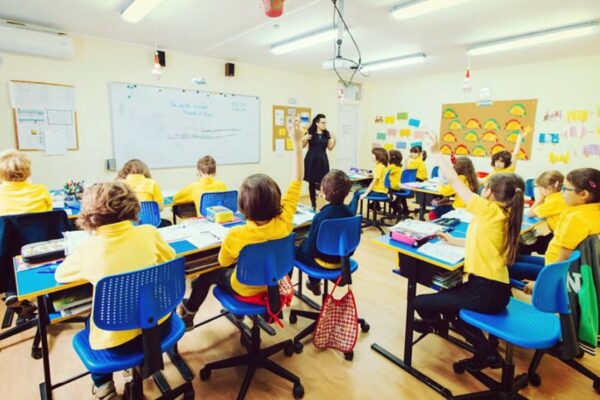 Se închid și școlile private. Gata cu șmecheria pe bani. Cum a uitat Guvernul Câțu de articolul cu școlie private