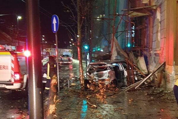 Liniuțe pe Calea Mănăștur! Unul dintre șoferi era beat și a pierdut controlul mașinii și a făcut prăpăd