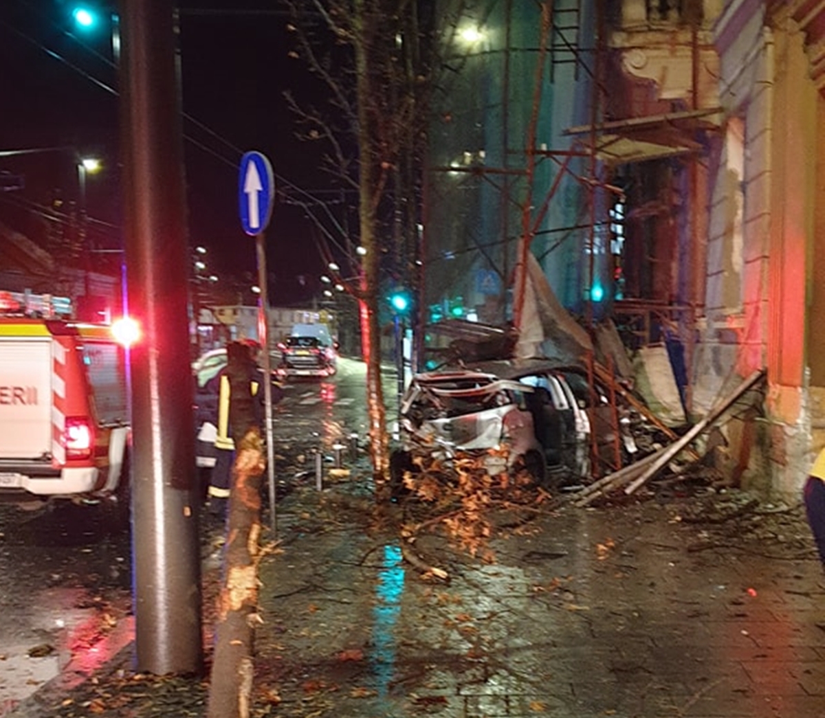 Liniuțe pe Calea Mănăștur! Unul dintre șoferi era beat și a pierdut controlul mașinii și a făcut prăpăd