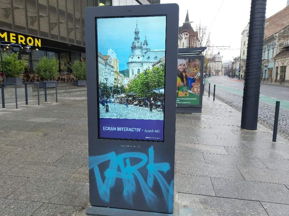 De asta nu putem avea lucruri frumoase. Un panou stradal nou de pe Regele Ferdinand a fost vandalizat