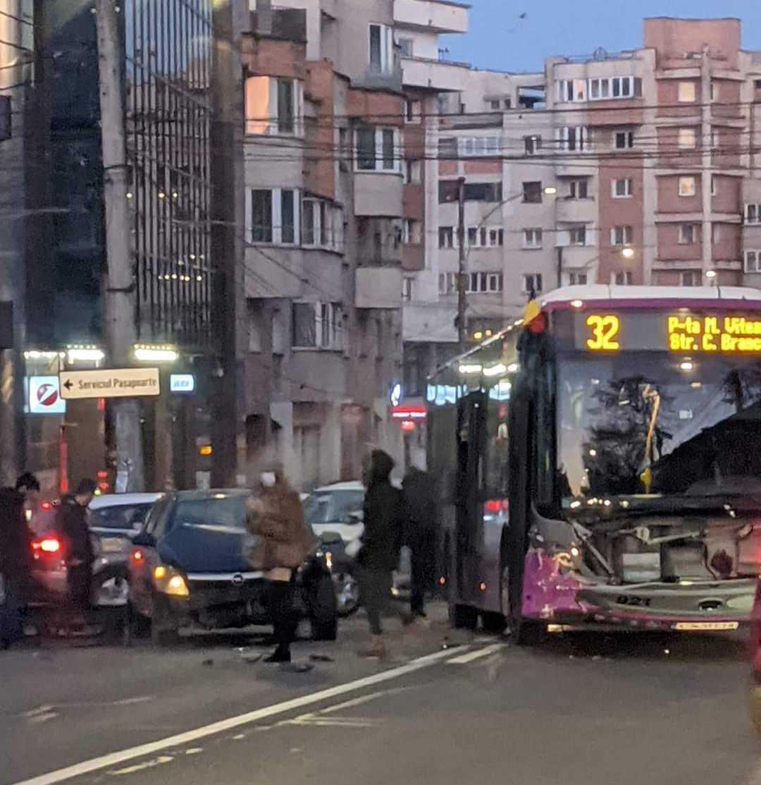 Accident pe Brâncuși între un autobuz și un autoturism