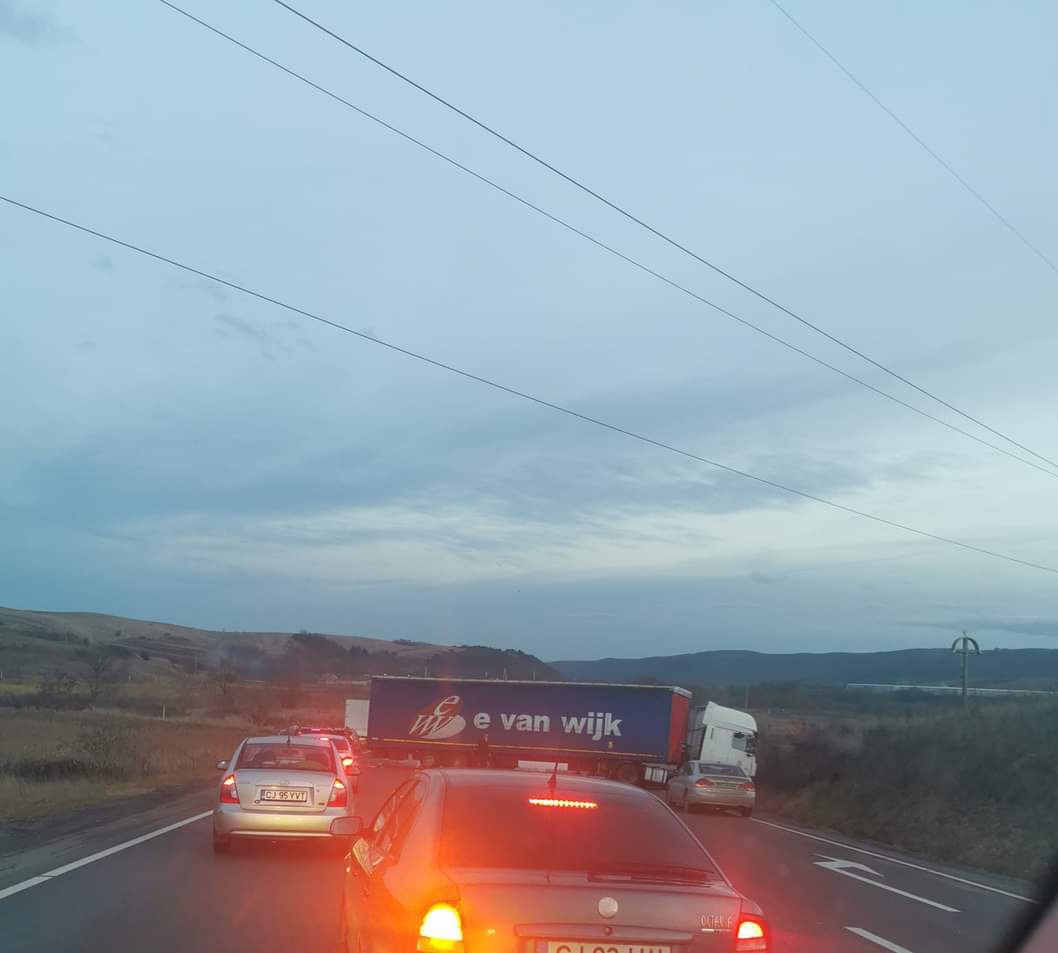 ACCIDENT cu un TIR în Căpușu Mare. Trei ambulanțe au ajuns la fața locului