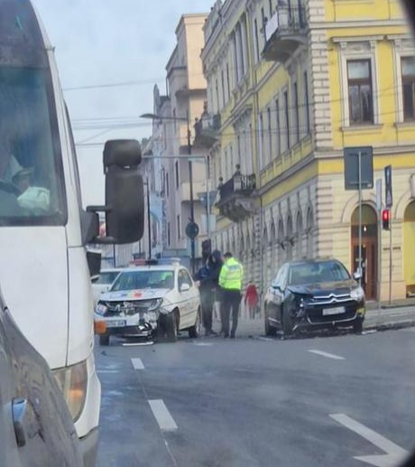 Mașină de poliție, implicată într-un accident în Piața Avram Iancu