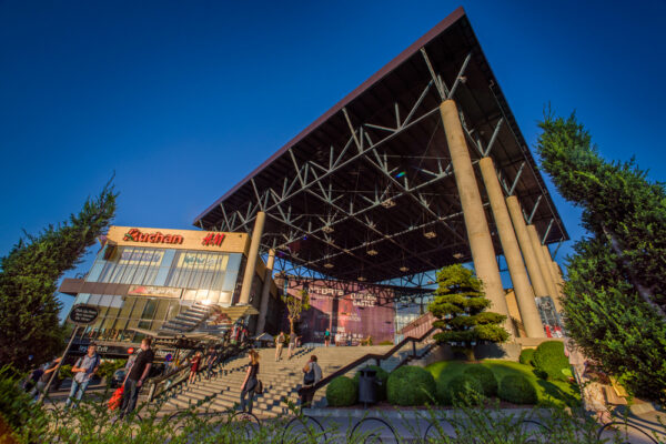 Iulius Mall Cluj a devenit un paradis al hoților. Se fură orice, de la pamperși, până la haine de firmă