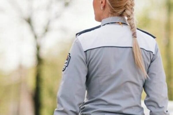 Polițista locală a anului 2019 a pozat senzual pe capota unui BMW de lux