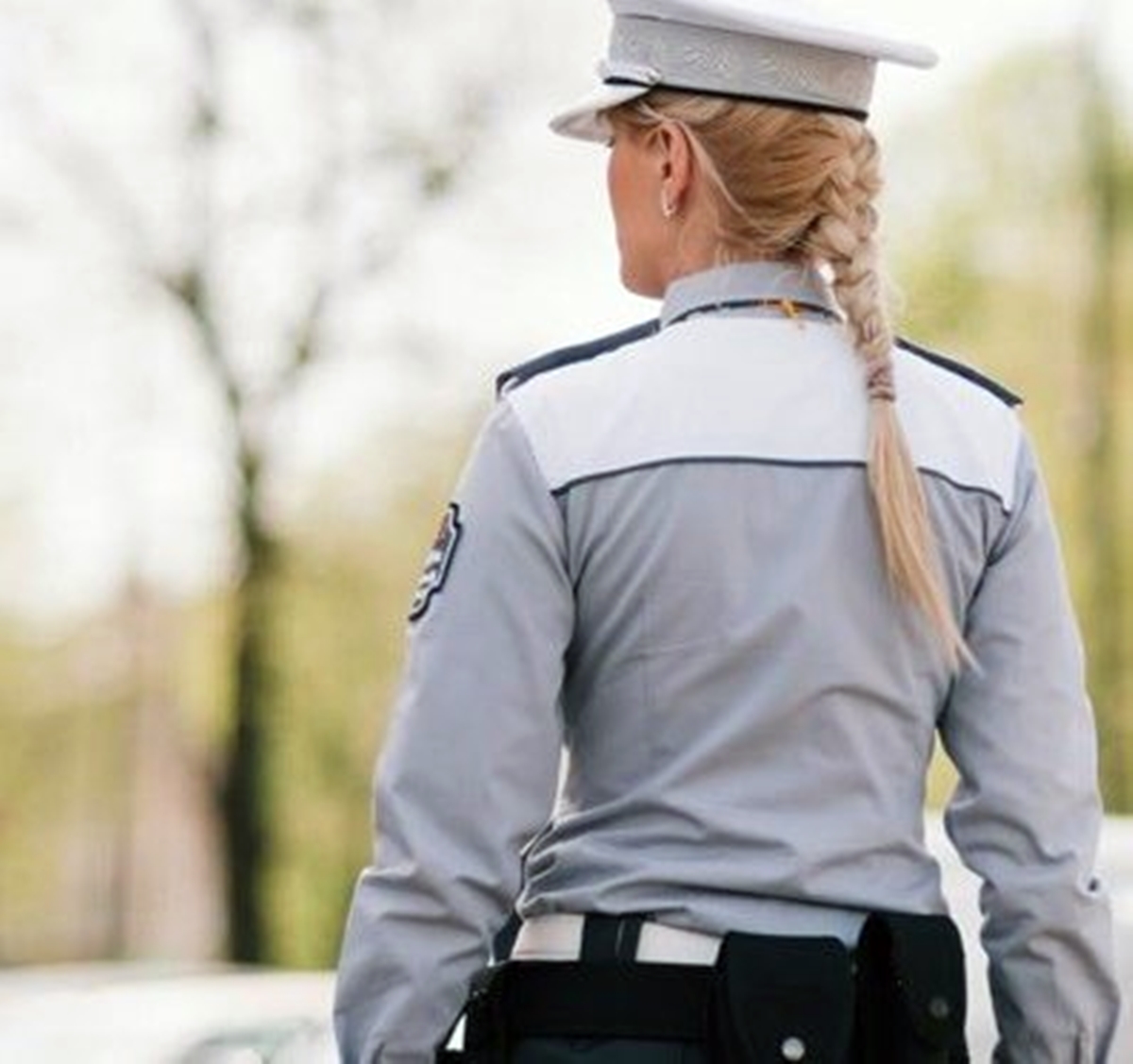 Polițista locală a anului 2019 a pozat senzual pe capota unui BMW de lux