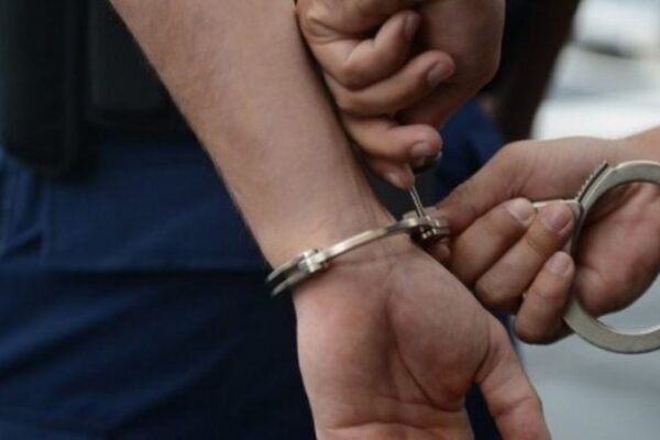 Un tânăr care și-a terorizat tatăl și l-a bătut va ajunge la închisoare