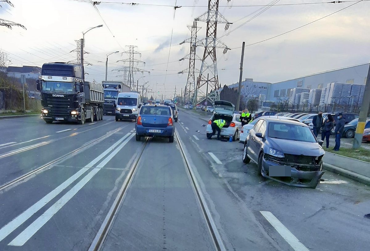 Accident pe Bulevardul Muncii. A ieșit fără să se asigure din curtea unei fabrici