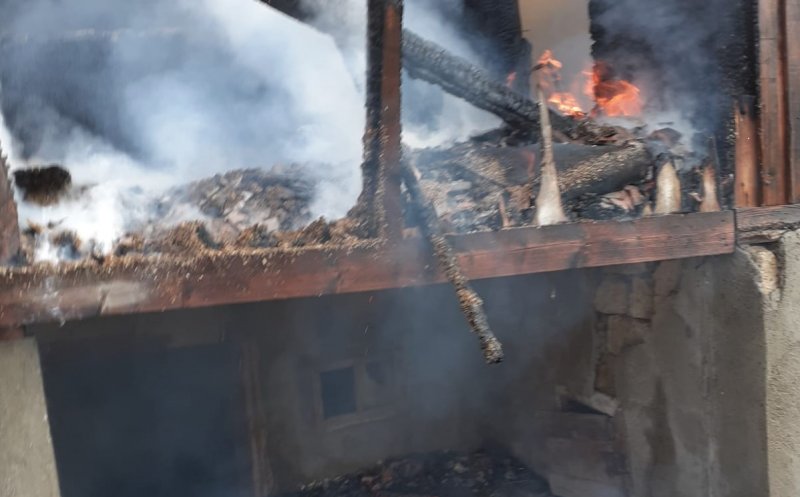 O casă a luat foc în comuna Ciurila. De la ce ar fi pornit incendiul?