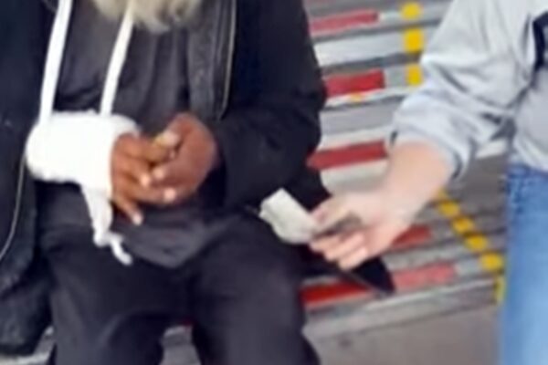 Polițiștii locali reținuți de procurori s-au comportat ca niște bestii. Bătrânul cerșetor: ”Am fost aruncat la marginea unei păduri mai mult mort decât viu”