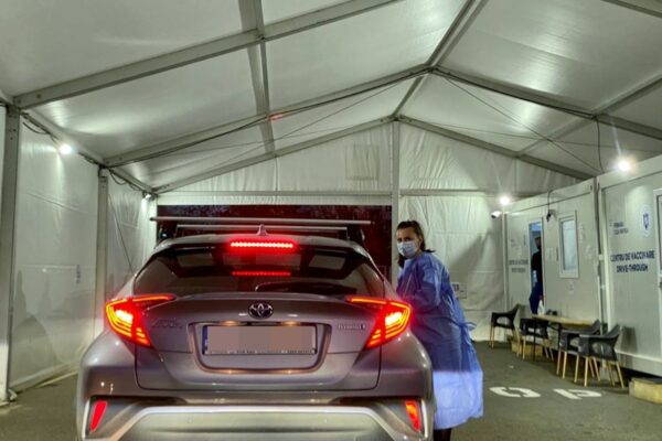 Scandal la centrul de vaccinare de la Sala Sporturilor. Medicul coordonator înregistrat cum ceartă ca la ușa cortului un polițist local, care avea dreptate AUDIO