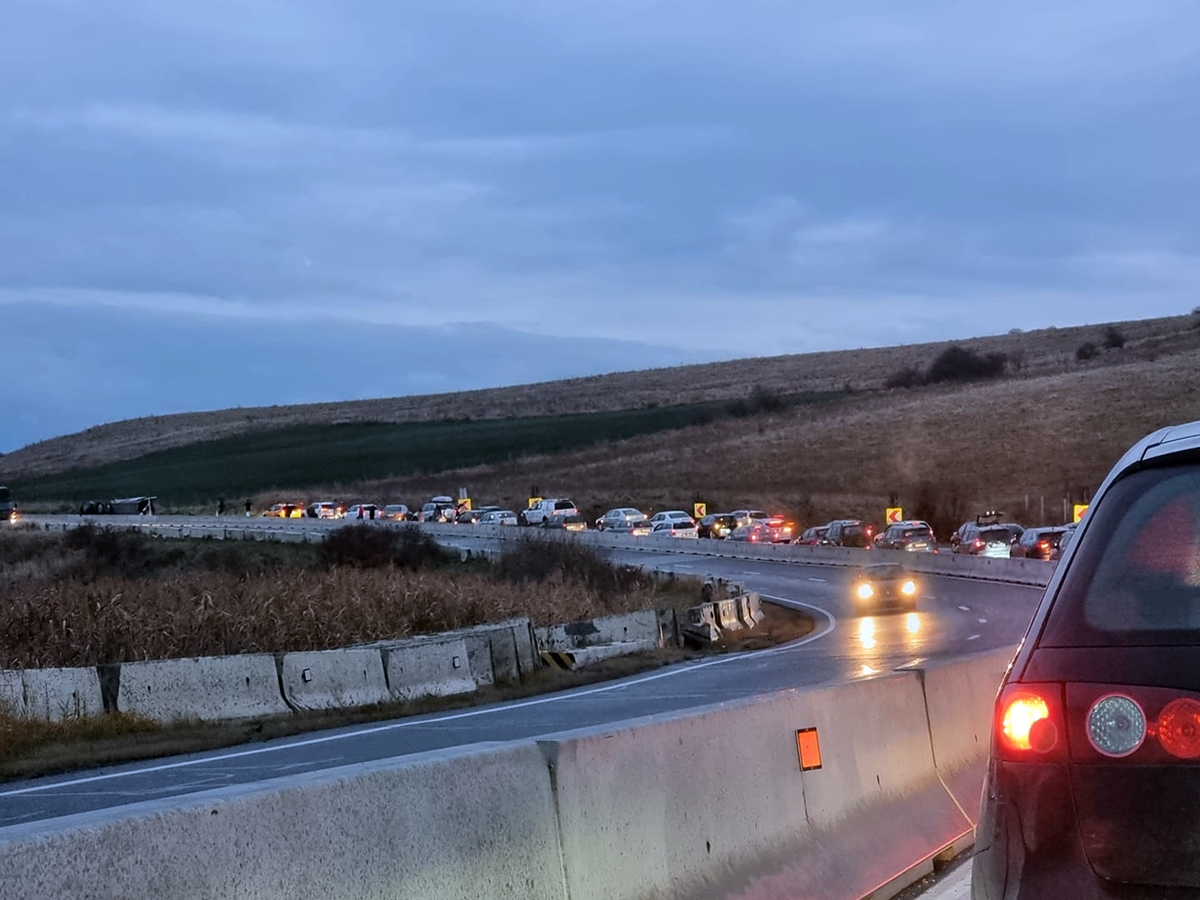 Un microbuz s-a răsturnat lângă Mărtinești. Se circulă cu mare greutate spre Turda